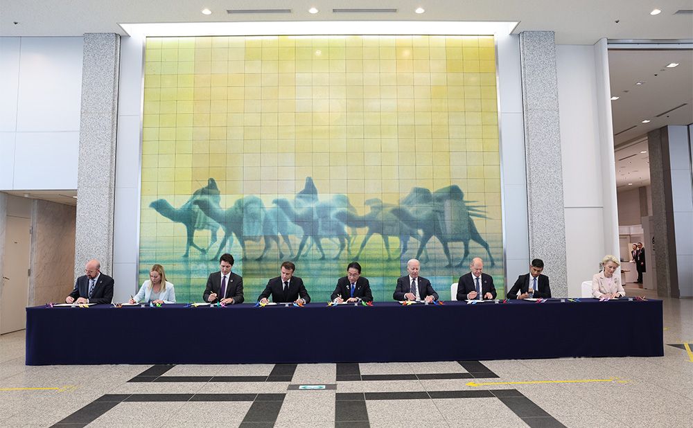 平和記念資料館を訪問したG7首脳による記帳の様子①