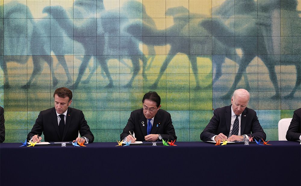 G7 Leaders sign the Guest Book during their visit to Hiroshima Peace Memorial Museum ②