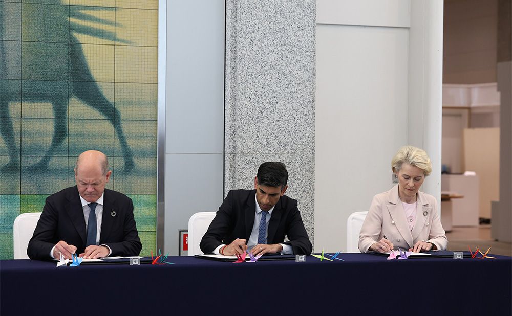 G7 Leaders sign the Guest Book during their visit to Hiroshima Peace Memorial Museum ③