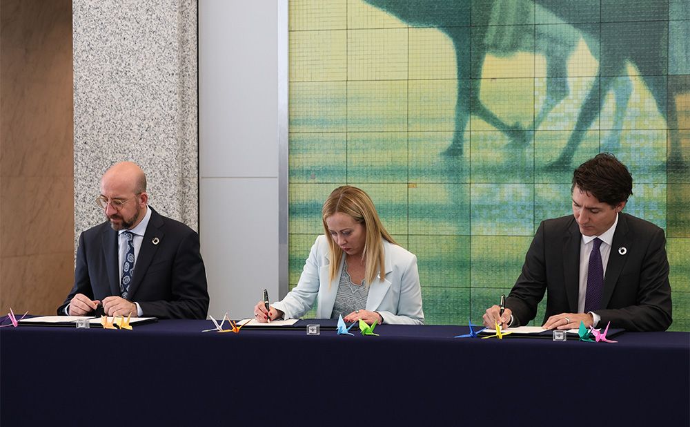 G7 Leaders sign the Guest Book during their visit to Hiroshima Peace Memorial Museum ④