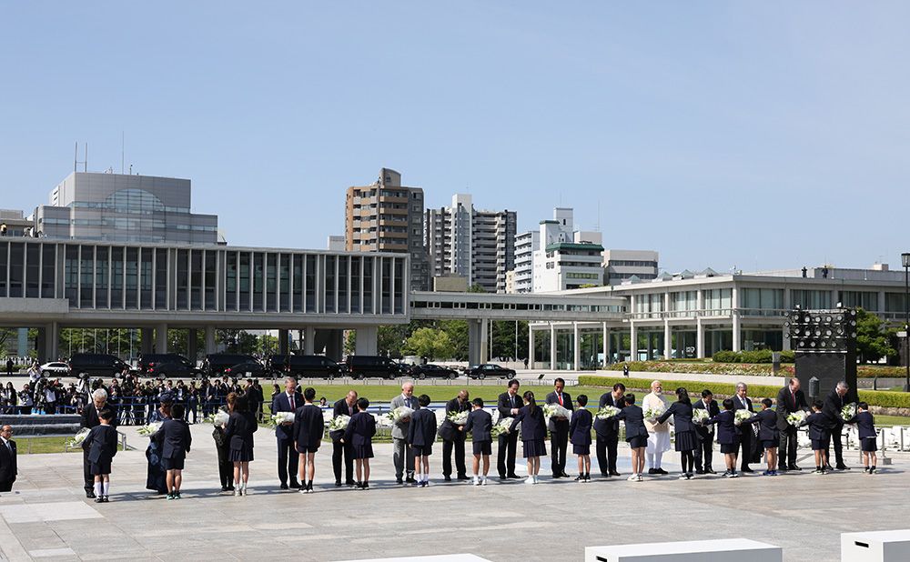 Visit to Peace Memorial Park by Prime Minister Kishida and leaders of invited countries and heads of international organizations２