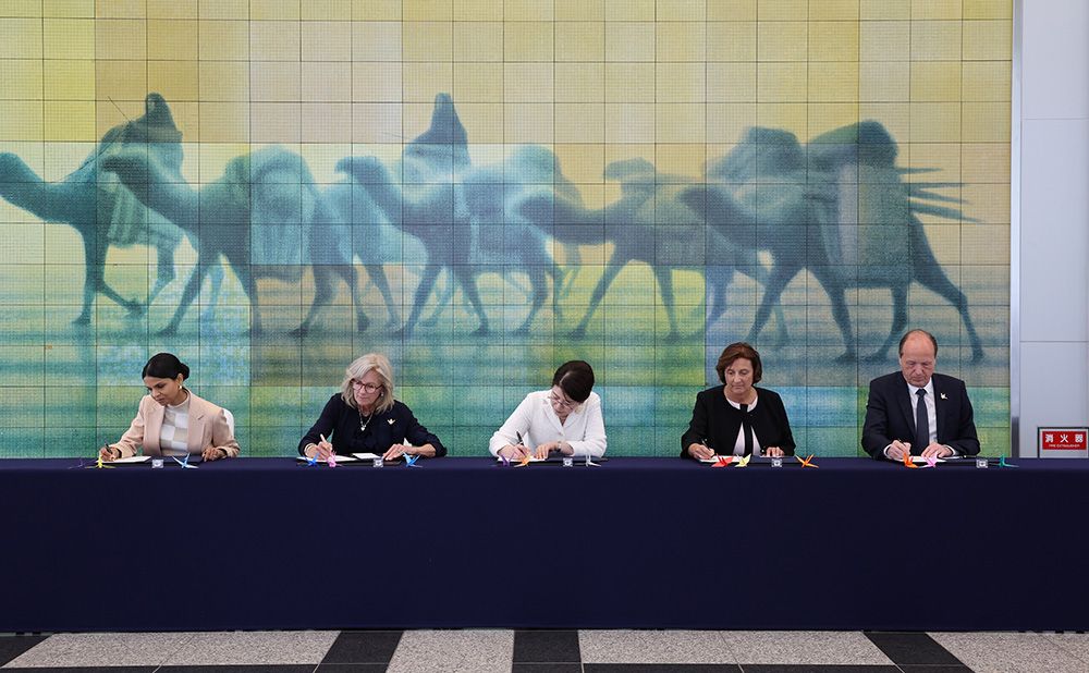 G7 Partners’ Program members sign the Guest Book at the Hiroshima Peace Memorial Museum.