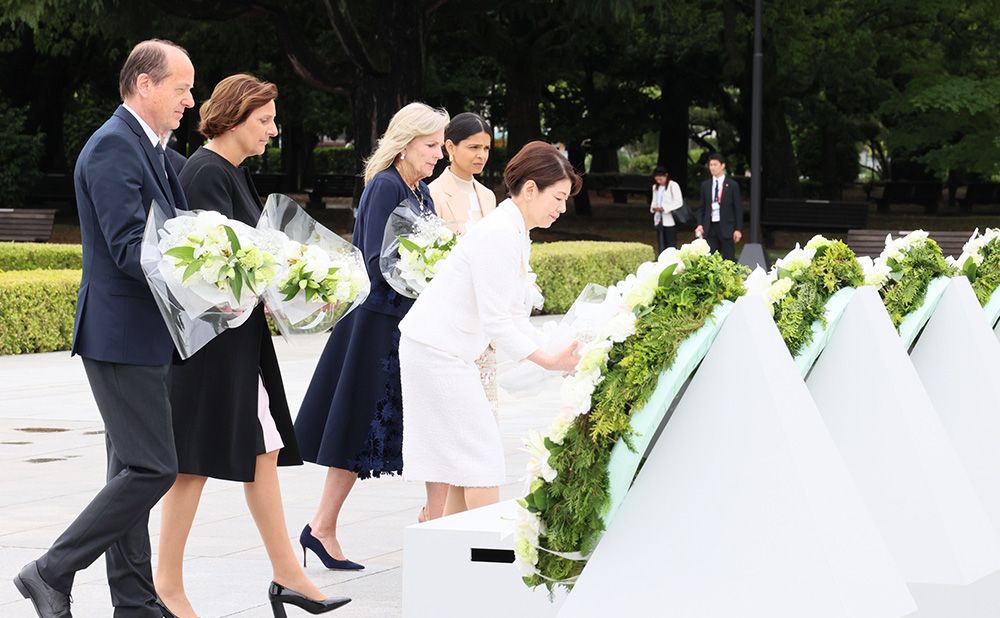 G7 Partners’ Program members place flowers at the Cenotaph in the Hiroshima Peace Memorial Park.