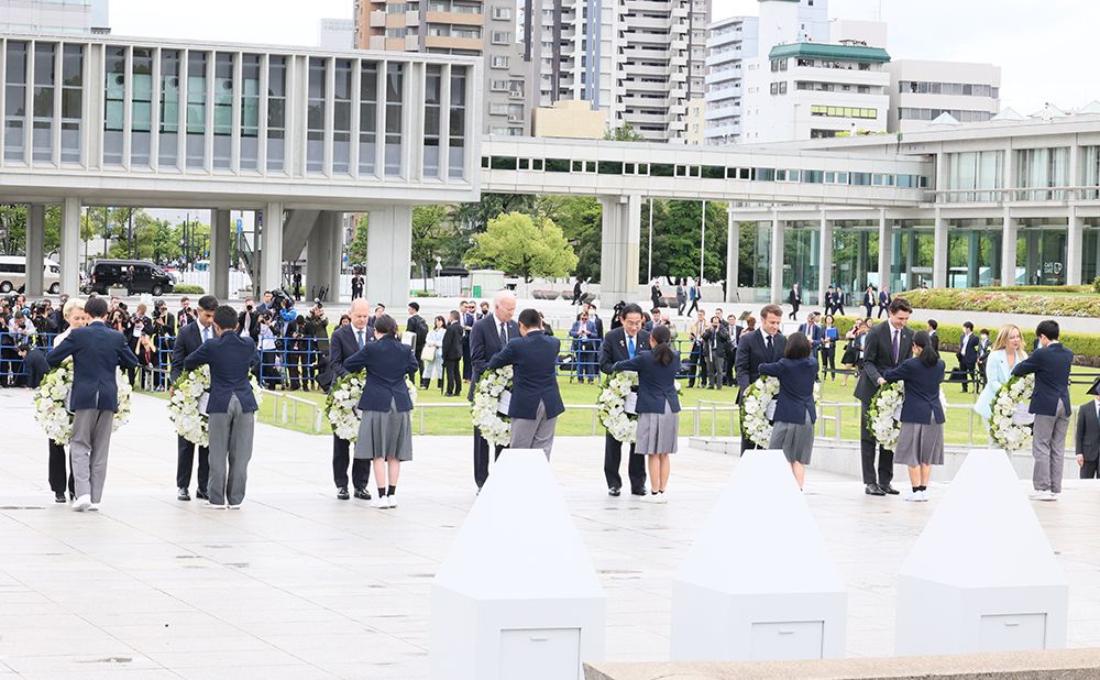 Local junior high school students with G7 Leaders