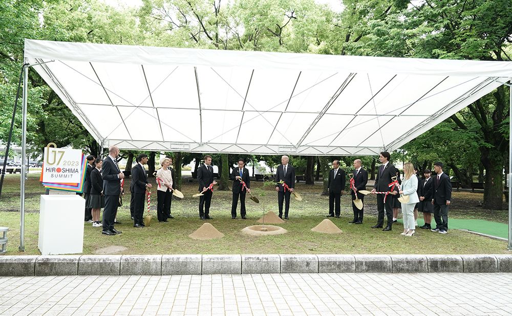 G7 Leaders at Peace Memorial Park planting an A-bombed cherry tree (Somei-Yoshino)