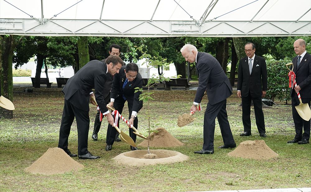 G7 Leaders plant cherry tree at Peace Memorial Park ①