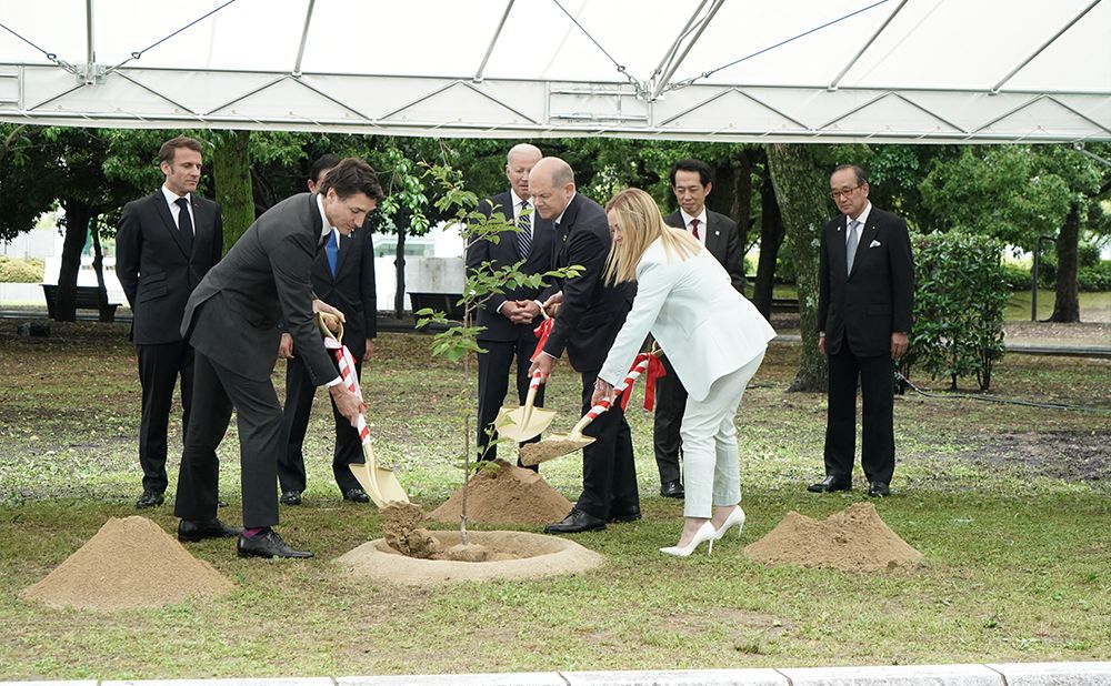 植樹するG7首脳②