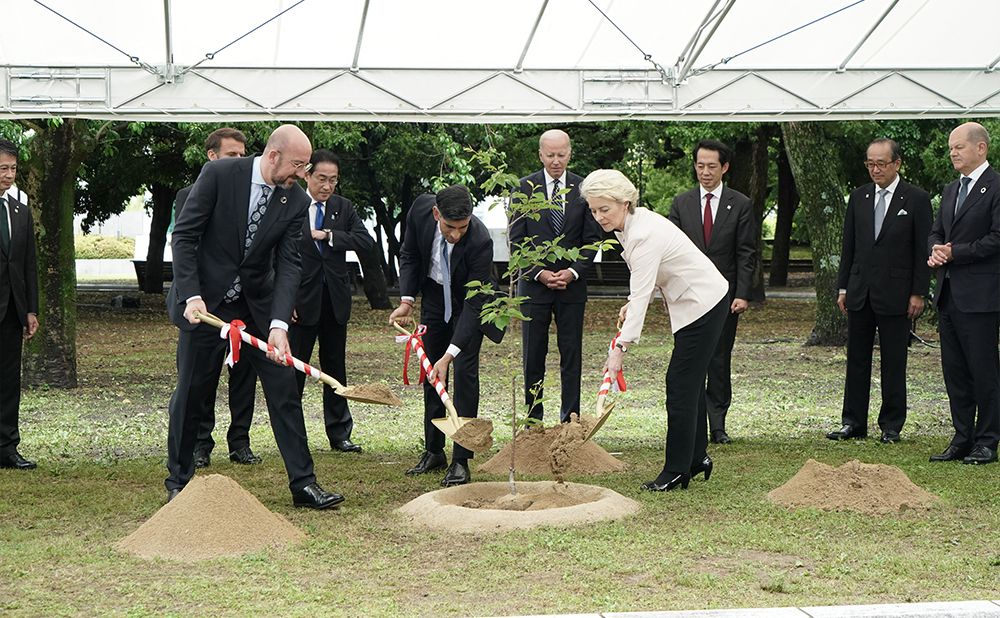G7 Leaders plant cherry tree at Peace Memorial Park ③