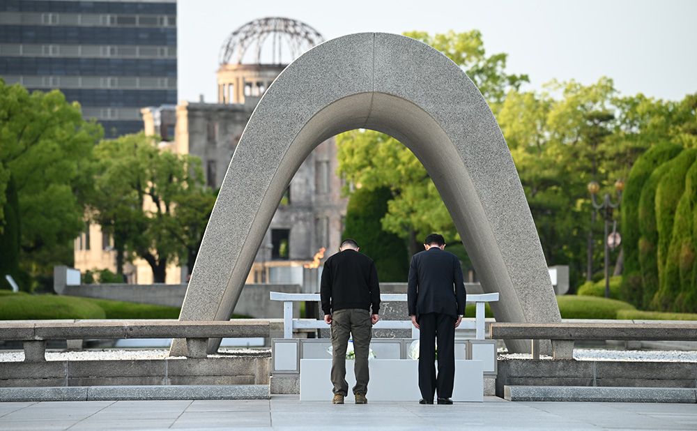 Prime Minister Kishida and President Zelenskyy offer flowers at the Hiroshima Peace Memorial Park 1