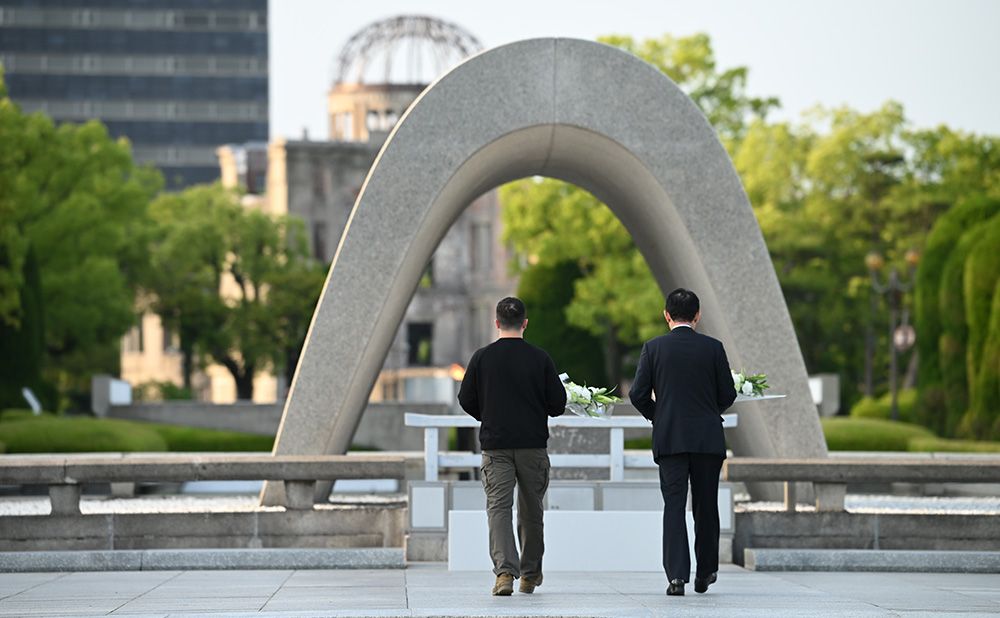 Prime Minister Kishida and President Zelenskyy offer flowers at the Hiroshima Peace Memorial Park 2