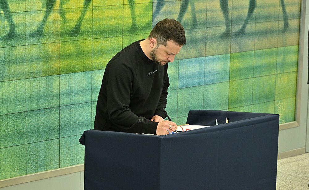President Zelenskyy signs the Guest Book at the Hiroshima Peace Memorial Museum