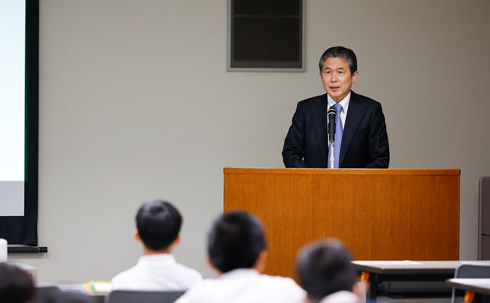 G7 Summit Deputy Secretary-General Mizobuchi Masashi welcomes elementary school students