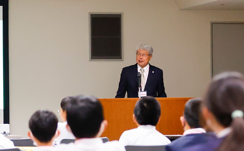 小学生に挨拶をする広島サミット県民会議の山根健嗣事務総長