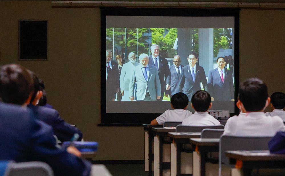 サミットの講義に聞き入る子どもたち