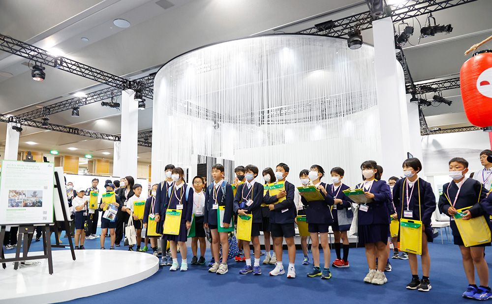 会場展示を見学する子供たち