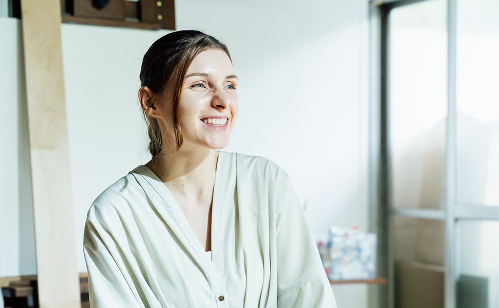 笑顔で語るアデリンさん