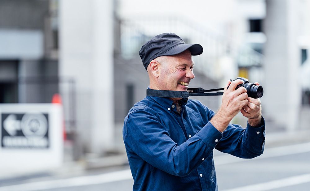 取材中にカメラを構えるポールさん