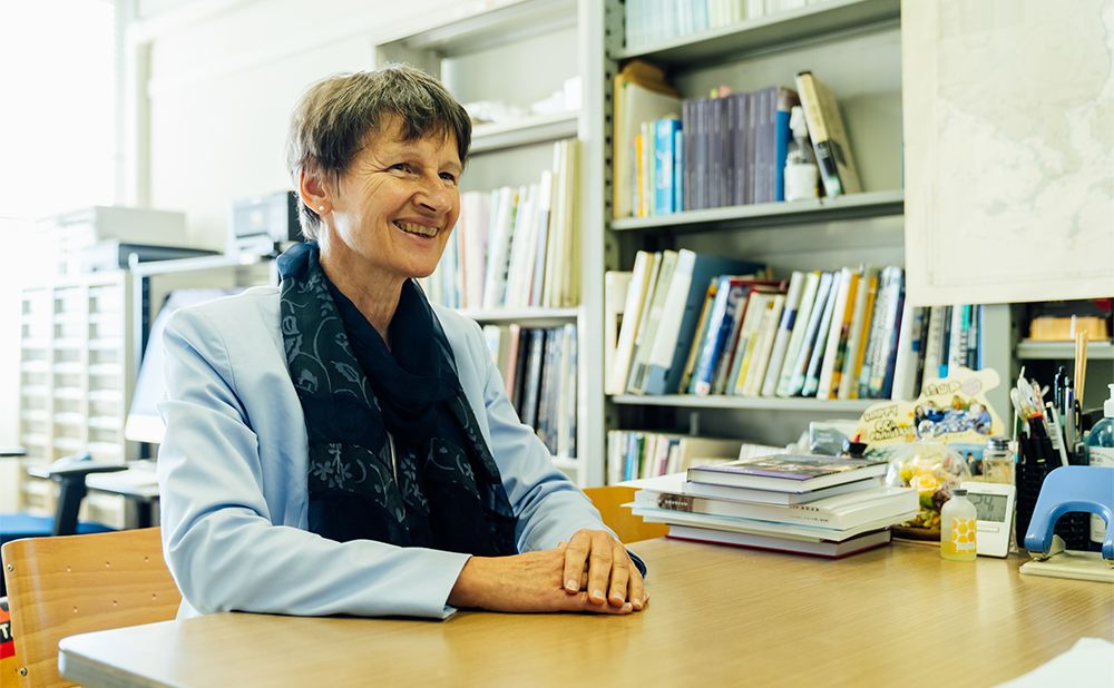 研究室で笑顔を見せるフンクさん