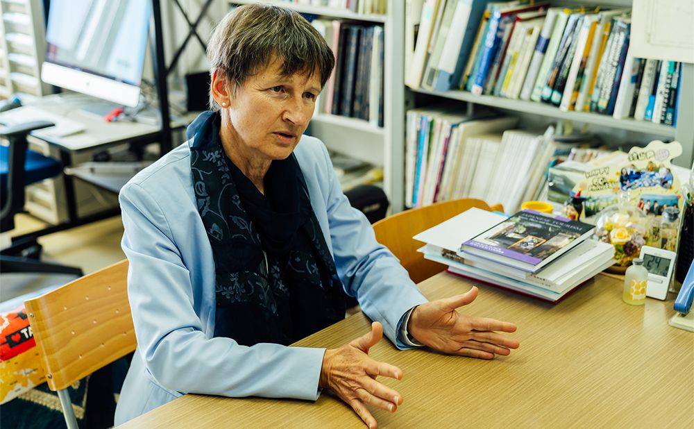 研究室でインタビューに応えるフンクさん