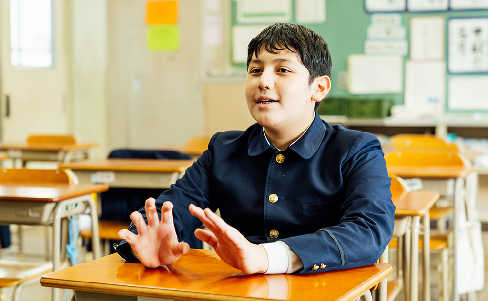 全世界に向けて「平和への誓い」を読み上げたことについて話すアレックスさん