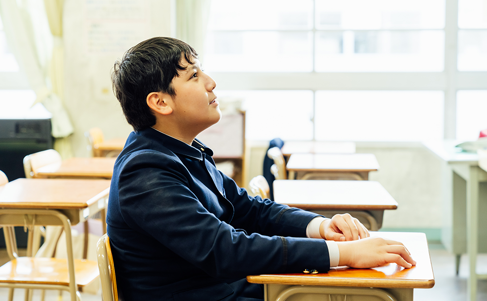 インタビュー中に「平和」について考えるアレックスさん