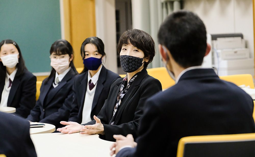 Tanaka and students at the roundtable discussion