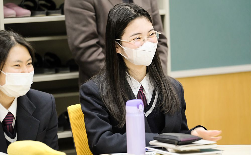 Students at the Roundtable