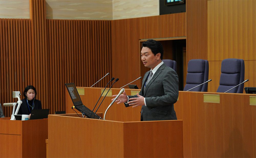 Takuro Uchiyama, Chief Administrative Officer, speaks at the plenary session