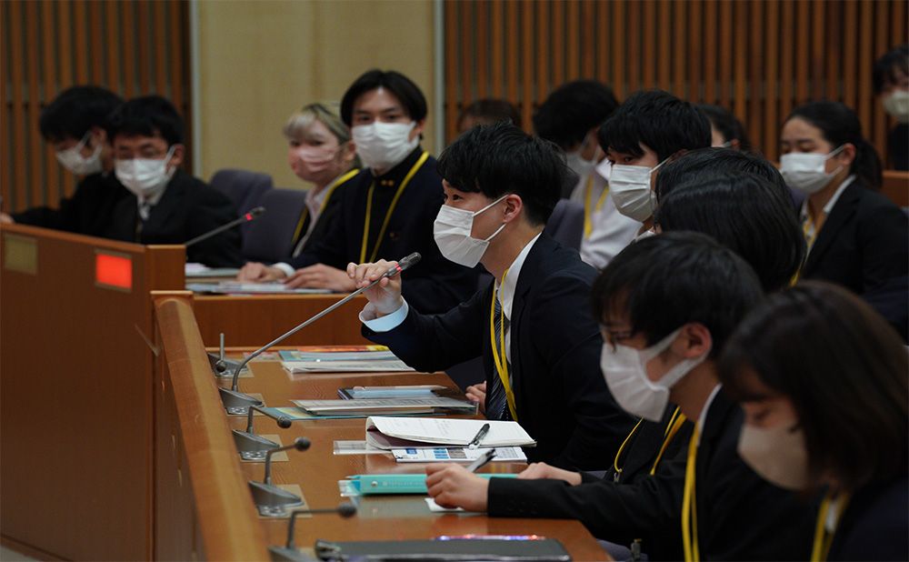 全体会で質問をする学生